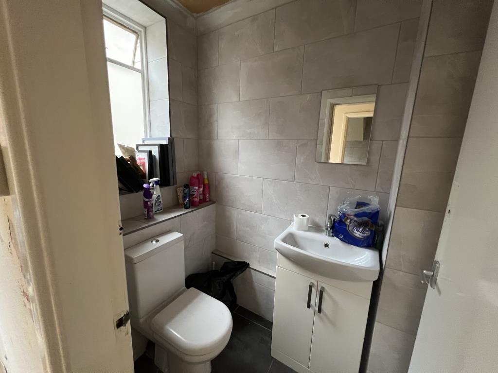 Lot: 56 - FREEHOLD TOWN CENTRE COMMERCIAL INVESTMENT - General view of one of the cloakrooms